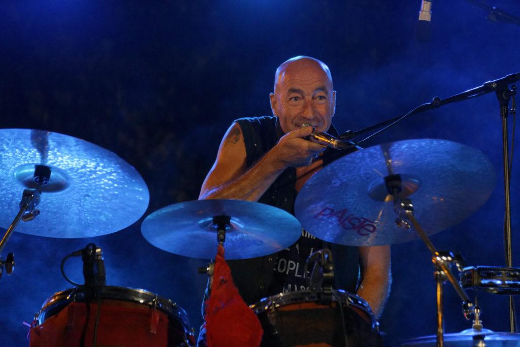 Farid Medjane en nvité surprise à la batterie avec le groupe Memories, Michel, chant guitare, Christian, chant, basse et Roch à la batterie, se sont produits en concert, Place Jean Jaurès à Agde le 12 juillet