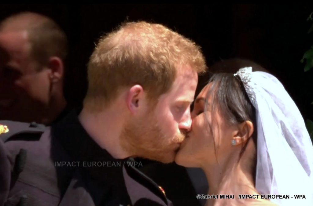 1-LE BAISER ENTRE Harry et Meghan