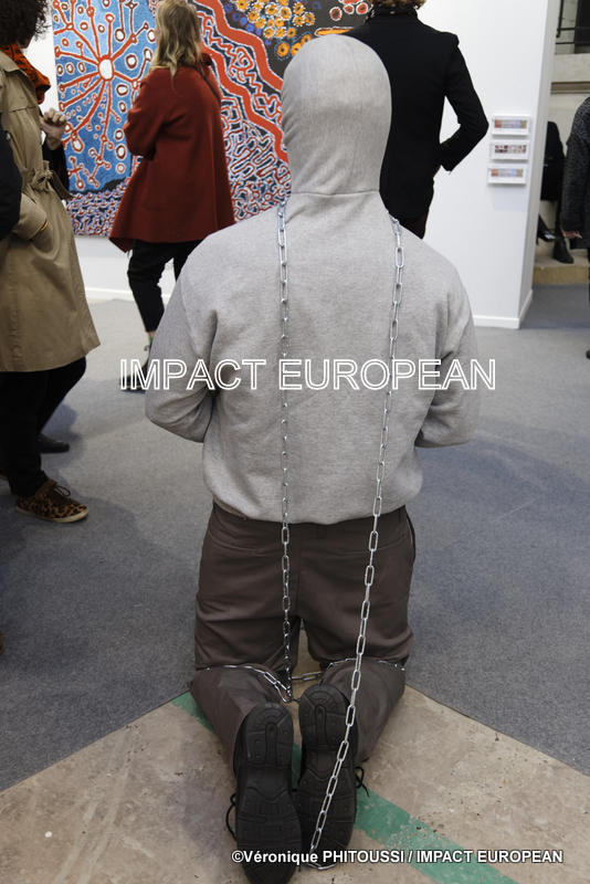 Oeuvre de Mark Jenkins exposée à Art Fair Art Paris le 3 avril 2019, France