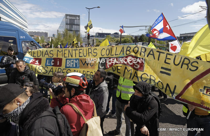 Pour un traitement médiatique impartial 16