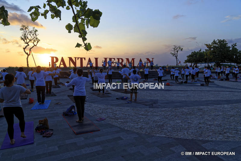 Yoga collectif à Kuta, Bali, Indonésie.