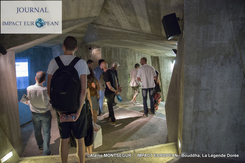 Le groupe à  l'intérieur du monument de la résistance