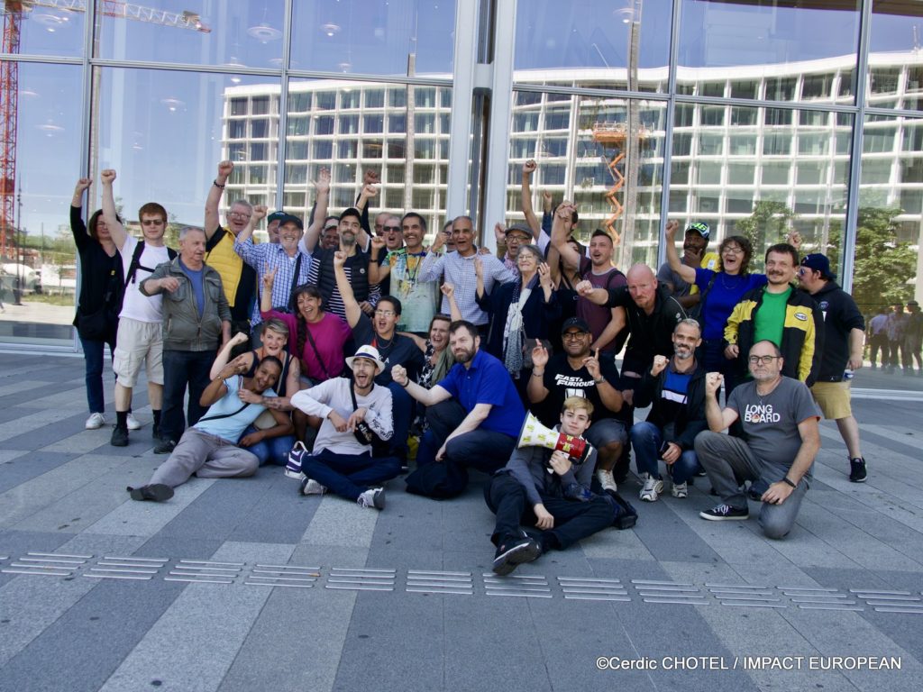 Les amis qui accompagnent Jérôme Rodrigues au tribunal de Paris