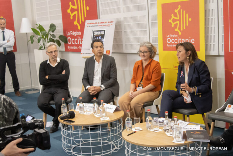 De Gauche à droite :
Ianis Roder ( professeur agrégé d'histoire à Saint-Denis ) , Patrick Cohen , ( journaliste ) , Gaëlle Paty ( sœur de Samuel Paty , bibliothécaire à Marciac ) , Carole Delga ( présidente de la région Occitanie)