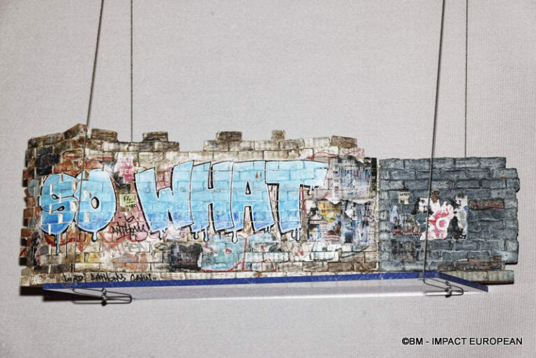 Lord Anthony Cahn pose avec ses oeuvres à la galerie Cristo Cristo