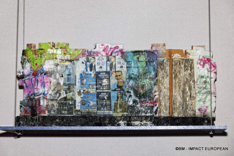 Lord Anthony Cahn pose avec ses oeuvres à la galerie Cristo Cristo