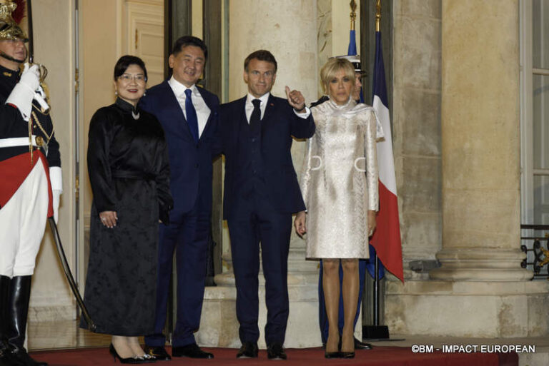 Madame Luvsandorj Bolortsetseg, le président de Mongolie Ukhnaagiin Khürelsükh, le président français Emmanuel Macron et Madame Brigitte Macron.
