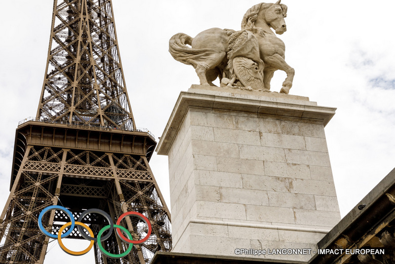 Anneaux olympique sur la Tour Eiffel
