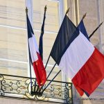 Drapeau français symbolisant la politique étrangère et les défis diplomatiques de la France