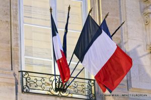 Drapeau français symbolisant la politique étrangère et les défis diplomatiques de la France