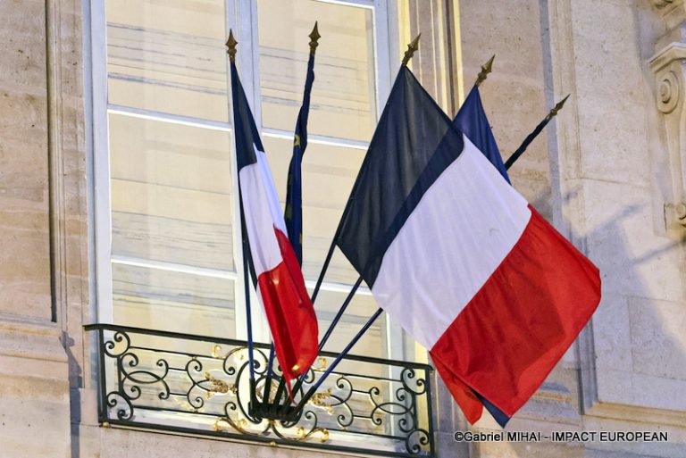 Drapeau français symbolisant la politique étrangère et les défis diplomatiques de la France