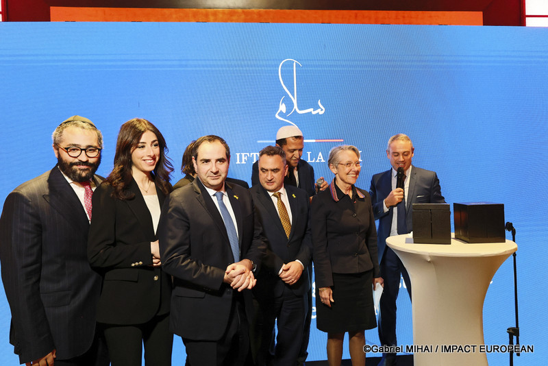 Shannon Seban, le président du Consistoire israélite français Elie Korchia, Marek Halter, l'ambassadeur d'Israël à Paris Joshua Laurent Zarka, l'imam Chalghoumi et la ministre Elisabeth Borne et journaliste Gilane Barret