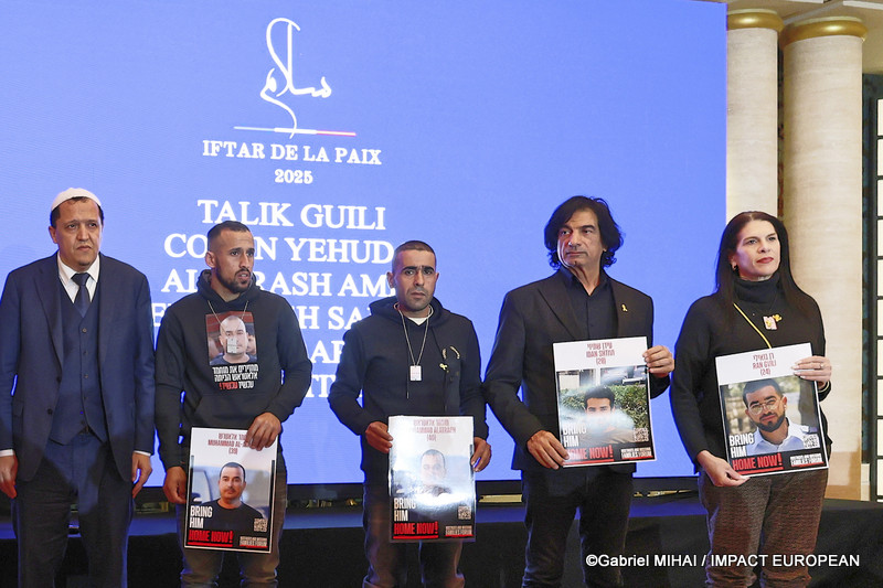 L'imam Chalghoumi  et les familles des otages montrant les portraits des parents disparus