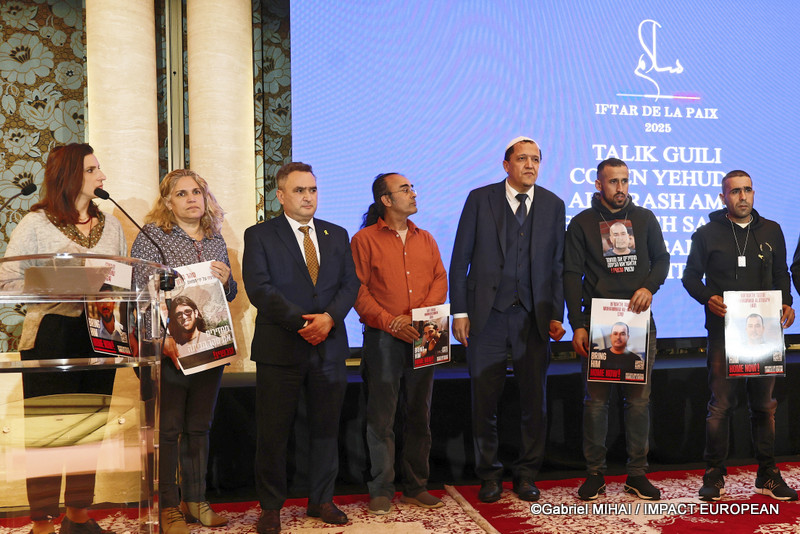 L'ambassadeur d'Israël à Paris Joshua Laurent Zarka (3e à partir de la gauche), l'imam Chalghoumi (5e à partir de la gauche) et les familles des otages montrant les portraits des parents disparus