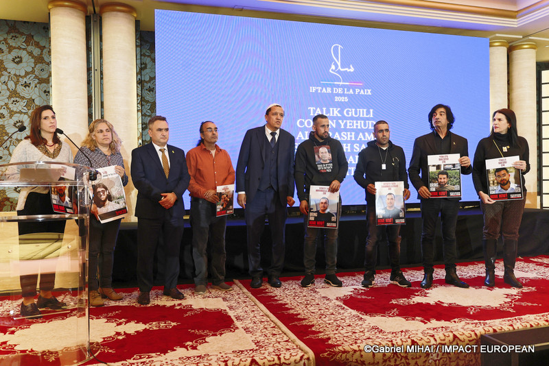 L'ambassadeur d'Israël à Paris Joshua Laurent Zarka (3e à partir de la gauche), l'imam Chalghoumi (5e à partir de la gauche) et les familles des otages montrant les portraits des parents disparus