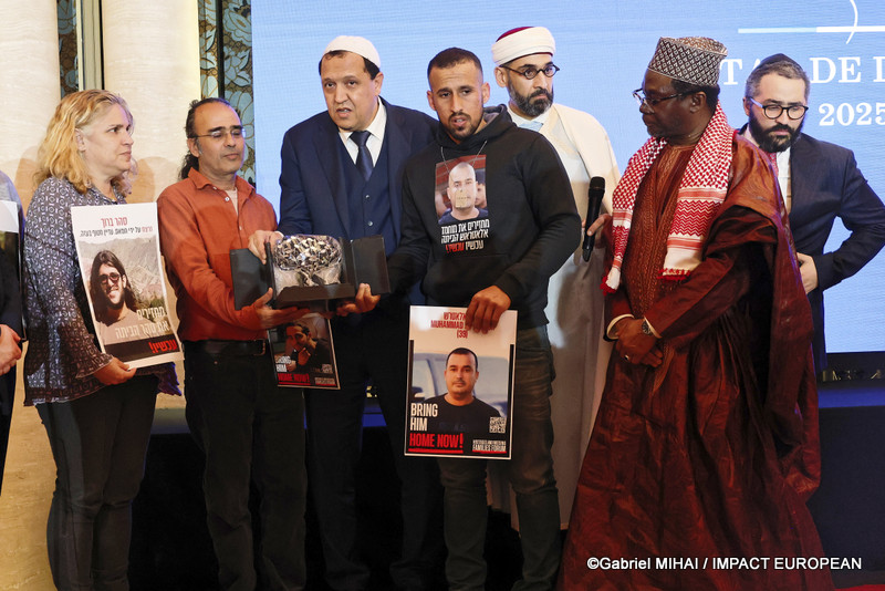 L'imam Chalghoumi et les familles des otages montrant les portraits des parents disparus