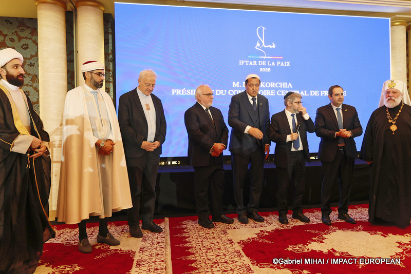 Un imam, un prêtre, un religieux, l'imam Chalghoumi, le rabbin Haim Korsia et le président du consistoire israélite français Elie Korchia et un pape