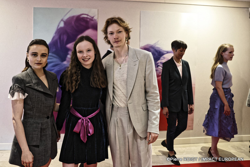 SOUND OF FALLING - Lena Urzendowsky, Laeni Geiseler et Filip Schnack