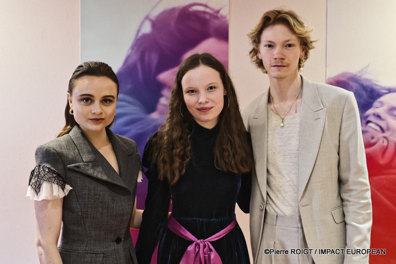 SOUND OF FALLING - Lena Urzendowsky, Laeni Geiseler et Filip Schnack