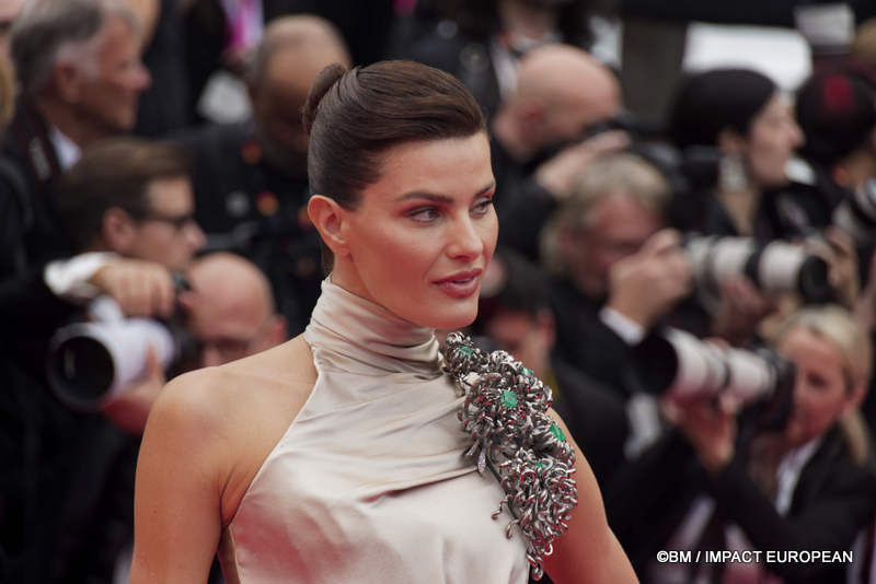 Isabeli Fontana - Montée des marches du film « Partir un jour » pour la cérémonie d’ouverture du 78ème Festival International du Film de Cannes