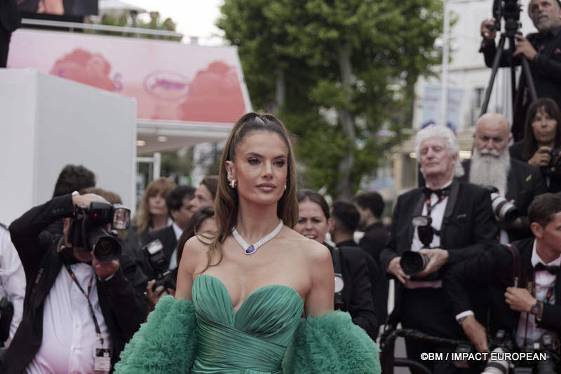 Alessandra Ambrósio - Montée des marches du film « Partir un jour » pour la cérémonie d’ouverture du 78ème Festival International du Film de Cannes