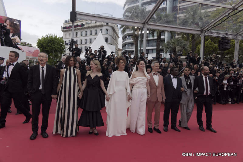 Le jury Hong Sangsoo, Halle Berry, Jeremy Strong, Juliette Binoche, Alba Rohrwacher, Dieudo Hamadi, Payal Kapadia, Leïla Slimani, Carlos Reygadas  - Montée des marches du film « Partir un jour » pour la cérémonie d’ouverture du 78ème Festival International du Film de Cannes
