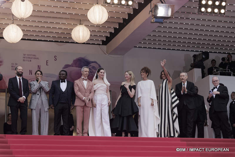 Le jury Hong Sangsoo, Halle Berry, Jeremy Strong, Juliette Binoche, Alba Rohrwacher, Dieudo Hamadi, Payal Kapadia, Leïla Slimani, Carlos Reygadas  - Montée des marches du film « Partir un jour » pour la cérémonie d’ouverture du 78ème Festival International du Film de Cannes