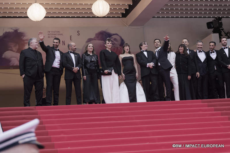 Mhamed Arezki, Tewfik Jallab, Dominique Blanc, Pierre-Antoine Billon, Amandine Dewasmes, Juliette Armanet, François Rollin, Bastien Bouillon et l'équipe du film - Montée des marches du film « Partir un jour » pour la cérémonie d’ouverture du 78ème Festival International du Film de Cannes