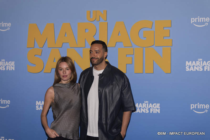 Camille Rowe et Tarek Boudali assistent à la première de « Un Mariage Sans Fin » au Max Linder le 06 mai 2025 à Paris