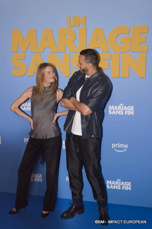 Camille Rowe et Tarek Boudali assistent à la première de « Un Mariage Sans Fin » au Max Linder le 06 mai 2025 à Paris