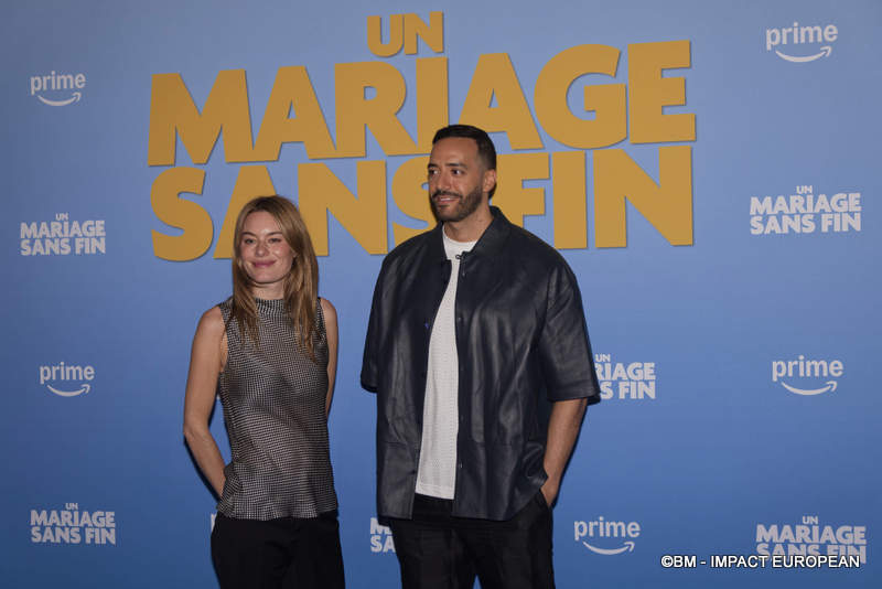 Camille Rowe et Tarek Boudali assistent à la première de « Un Mariage Sans Fin » au Max Linder le 06 mai 2025 à Paris