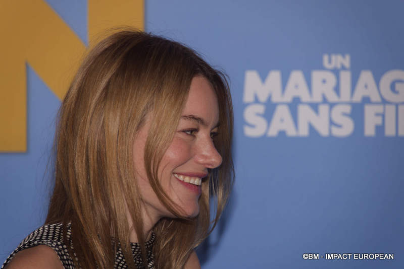 Camille Rowe assiste à la première de « Un Mariage Sans Fin » au Max Linder le 06 mai 2025 à Paris