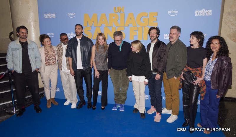 Marc Ruchmann, invité, Youssef Hajdi, Tarek Boudali, Marie Papillon, invité, invité, Bertrand Usclat, Nicolas Berno, Claire Chust et Sonya Mellah assistent à la première de "Un Mariage Sans Fin" au Max Linder le 06 mai 2025 à Paris