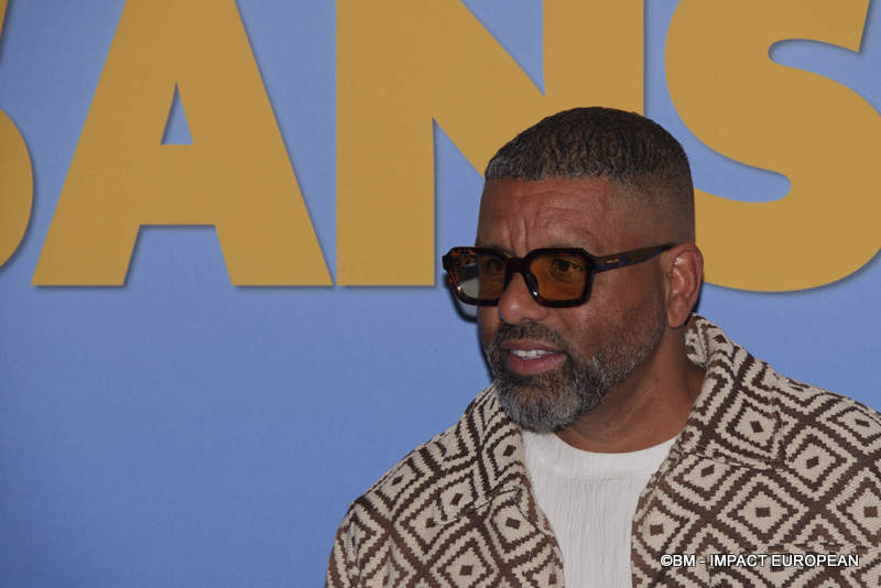 Youssef Hajdi assiste à la première de « Un Mariage Sans Fin » au Max Linder le 06 mai 2025 à Paris