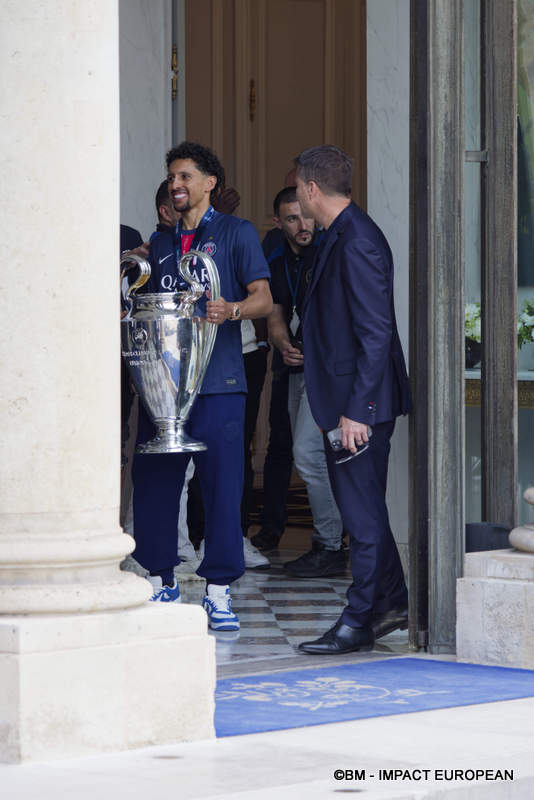 Le capitaine du PSG, Marquinhos, portant la coupe de la ligue des champions à l’Élysée