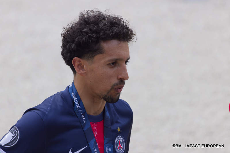 Le capitaine du PSG, Marquinhos, portant la coupe de la ligue des champions à l’Élysée