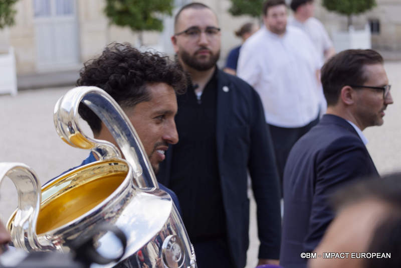 Le capitaine du PSG, Marquinhos, portant la coupe de la ligue des champions à l’Élysée