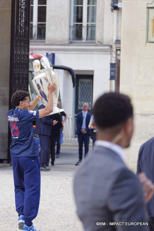 Le capitaine du PSG, Marquinhos, portant la coupe de la ligue des champions à l’Élysée