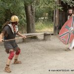 Démonstration de combat entre légionnaires romains – Atelier pédagogique au Village Gaulois - Photo : © Alain MONTSEGUR – IMPACT EUROPEAN