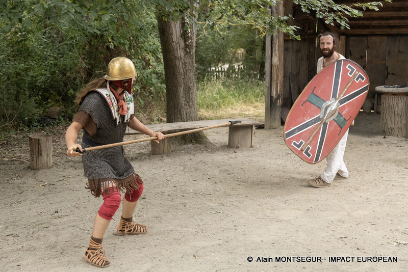 Démonstration de combat entre légionnaires romains – Atelier pédagogique au Village Gaulois - Photo : © Alain MONTSEGUR – IMPACT EUROPEAN