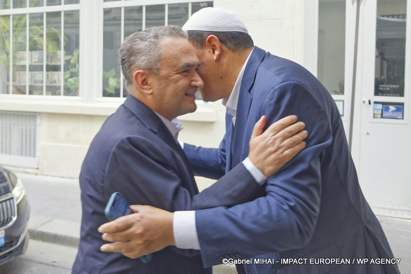 L'ambassadeur d'Israël en France Joshua L. Zarka et l'imam Hassen Chalghoumi