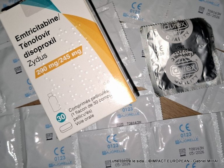 Boîte de traitement préventif PrEP avec des préservatifs, illustrant la prévention du VIH