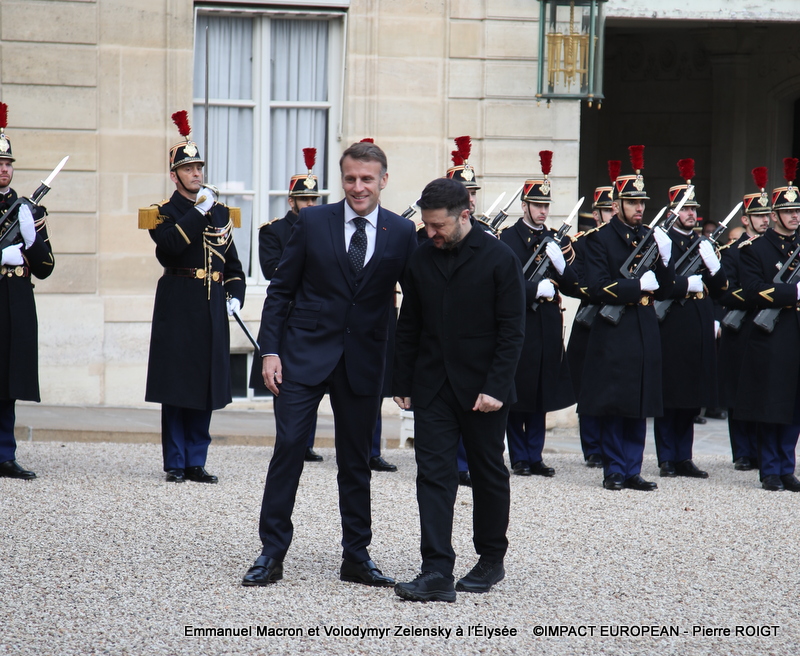 Emmanuel Macron, le président français et Volodymyr Zelensky,  le président ukrainien