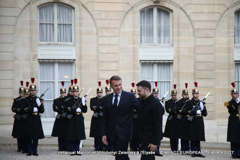 Emmanuel Macron, le président français et Volodymyr Zelensky,  le président ukrainien