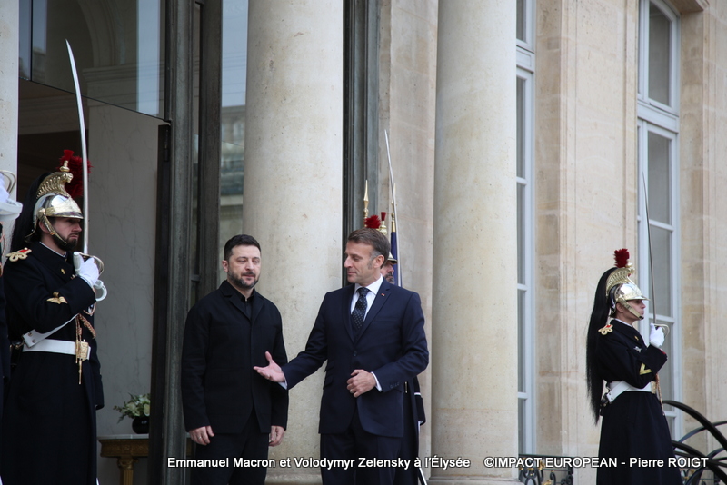 Emmanuel Macron, le président français et Volodymyr Zelensky,  le président ukrainien