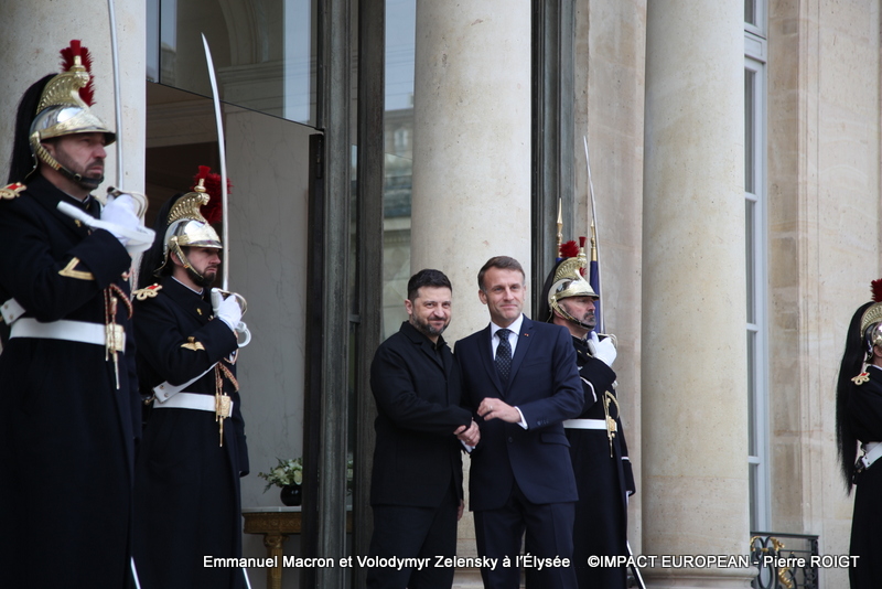 Emmanuel Macron, le président français et Volodymyr Zelensky,  le président ukrainien