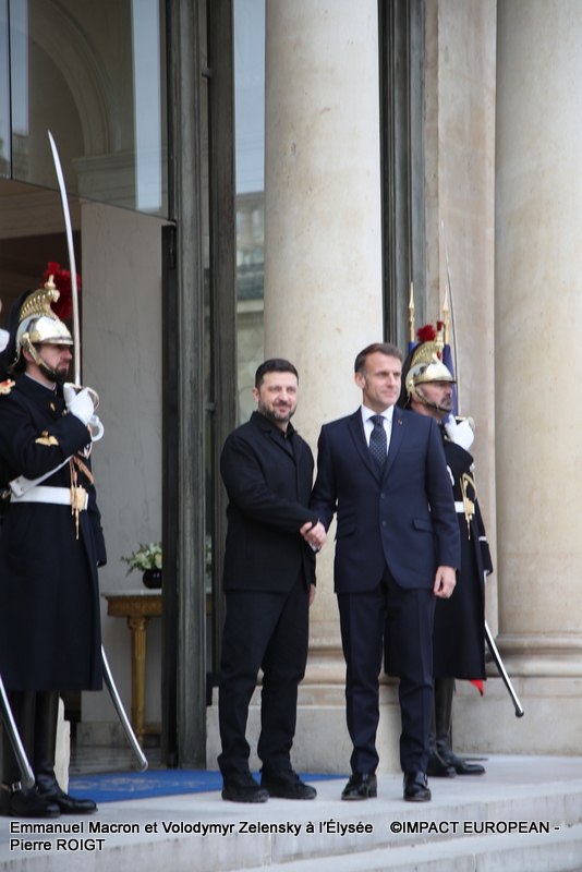 Emmanuel Macron, le président français et Volodymyr Zelensky,  le président ukrainien