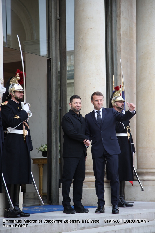 Emmanuel Macron, le président français et Volodymyr Zelensky,  le président ukrainien