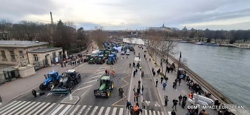 Colère agricole : pommes de terre déversées à Paris