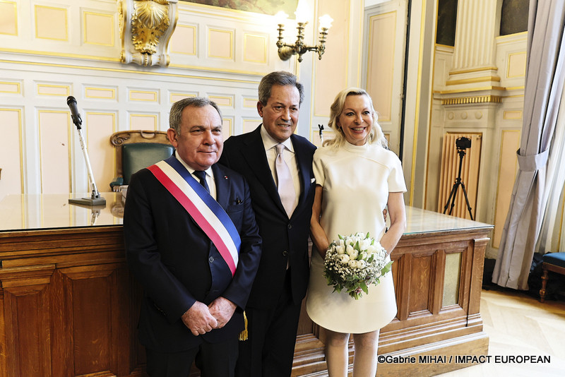 Francis Szpiner, maire du 16ᵉ arrondissement, célébrant le mariage de Georges Fenech et Amélie Leperre-Dimeglio à Paris
